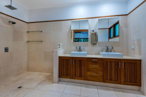 Uisce Luxury Holiday House With Jacuzzi Pool Table Cinema Premium Foxtel & Two Buggies - Northern Rivers Accommodation 1