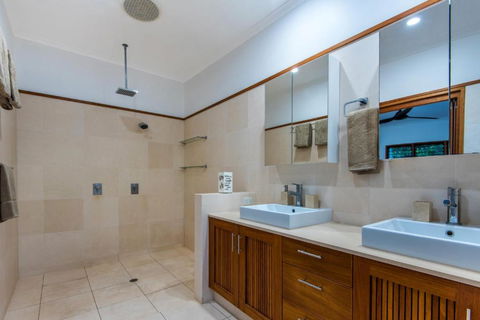 Uisce Luxury Holiday House With Jacuzzi Pool Table Cinema Premium Foxtel & Two Buggies - Northern Rivers Accommodation 5