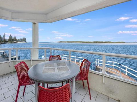 Unit 3 Pumicestone Quays Absolute Waterfront! - Northern Rivers Accommodation 4