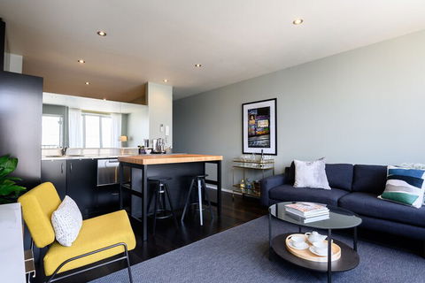 LUCY Laneway Art Fed Square Bars & Flinderst St. Station - Northern Rivers Accommodation 5