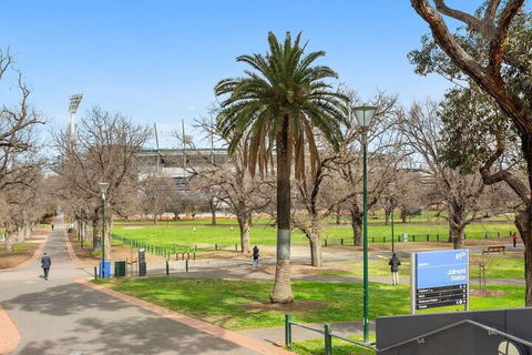 JOLI Directly Opposite MCG - Northern Rivers Accommodation 6