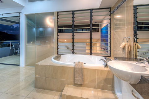 Villa 16 The Edge Oceanfront Deluxe 3 Bedroom Near Marina With Golf Buggy - Northern Rivers Accommodation 6