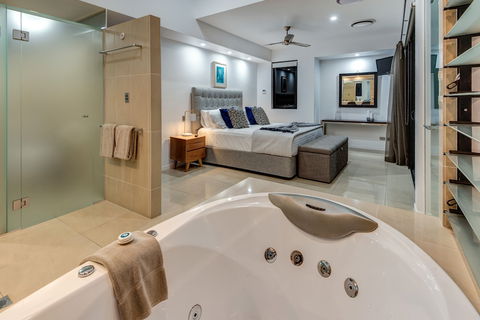 Villa 16 The Edge Oceanfront Deluxe 3 Bedroom Near Marina With Golf Buggy - Northern Rivers Accommodation 4