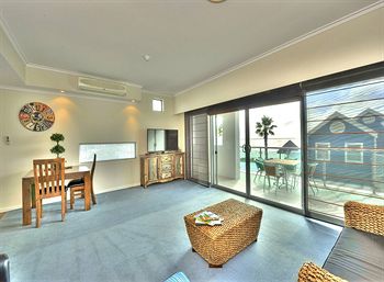 Waters Edge Luxury At Mandurah - Northern Rivers Accommodation 4