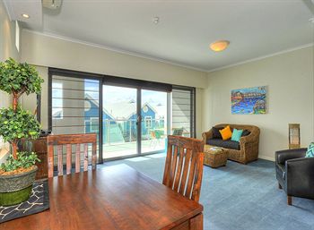Waters Edge Luxury At Mandurah - Northern Rivers Accommodation 3