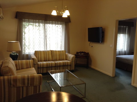 Elizabethan Lodge - Northern Rivers Accommodation 5