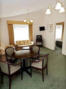 Elizabethan Lodge - Northern Rivers Accommodation 4