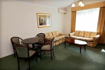 Elizabethan Lodge - Northern Rivers Accommodation 1