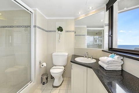 Surfers Century Oceanside Apartments - Northern Rivers Accommodation 6