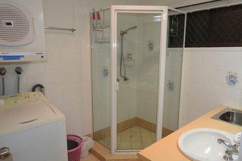 Immaculate First Floor Waterfront Unit Welsby Pde Bongaree - Northern Rivers Accommodation 4