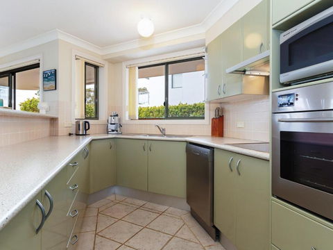2 Peninsula Waters Three Bedroom Unit With Spacious Private Courtyard & WIFI - Northern Rivers Accommodation 6