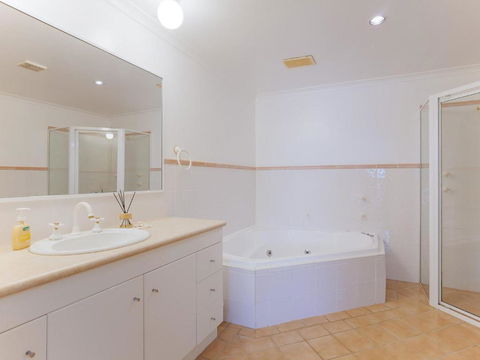 2 Peninsula Waters Three Bedroom Unit With Spacious Private Courtyard & WIFI - Northern Rivers Accommodation 3