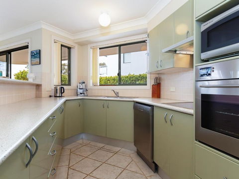 2 Peninsula Waters Three Bedroom Unit With Spacious Private Courtyard & WIFI - Northern Rivers Accommodation 2