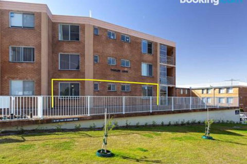 1 Thurlow Lodge 6 Thurlow Avenue Air Conditioned & Pool In The Heart Of Town - Northern Rivers Accommodation 2