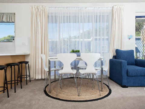 1 Shoal Towers 11 Shoal Bay Road Fantastic Unit Across The Road From Beach - Northern Rivers Accommodation 5