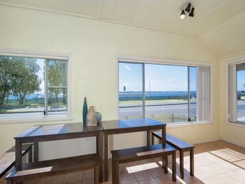 Stillwater 25 Victoria Parade Large Cottage Across From The Water Sleeping 13 - Northern Rivers Accommodation 2