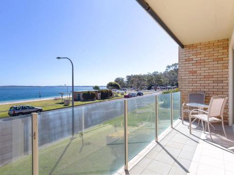 1 Little Hut 20 Kurrawa Close Spectacular Water Views NBN & Air Conditioned - Northern Rivers Accommodation 1