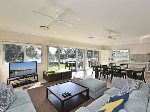 Wangi Lakehouse Renovated Lake Macquarie Lakefront Location - Northern Rivers Accommodation 6