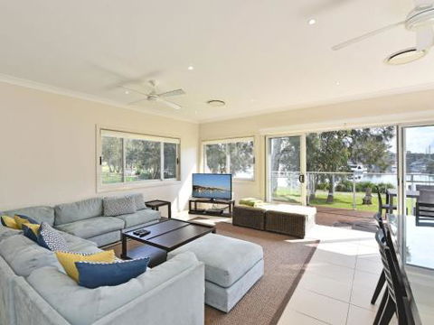 Wangi Lakehouse Renovated Lake Macquarie Lakefront Location - Northern Rivers Accommodation 0
