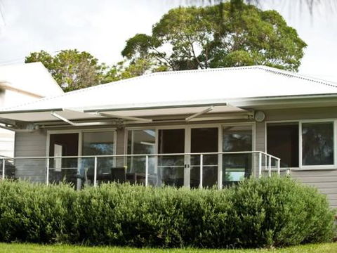 Wangi Lakehouse Renovated Lake Macquarie Lakefront Location - Northern Rivers Accommodation 3