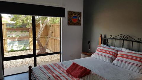 Red Ochre â€“ Large 1BR With Private Courtyard - Northern Rivers Accommodation 5