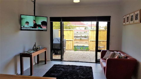 Red Ochre â€“ Large 1BR With Private Courtyard - Northern Rivers Accommodation 1