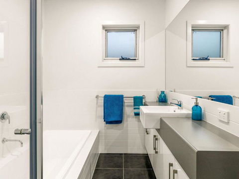 Swan Bay Views - Northern Rivers Accommodation 5