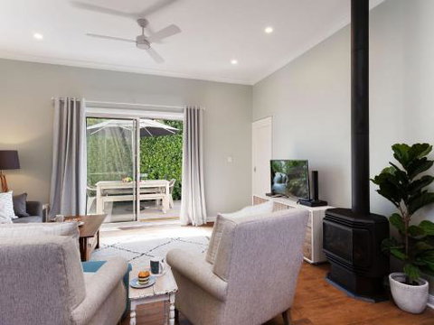 Escape To The Cottage 68 Tomaree Rd Boat Parking & WIFI - Northern Rivers Accommodation 3