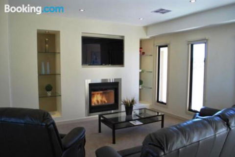 Eagles Nest - Northern Rivers Accommodation 0