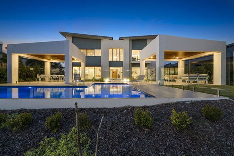 Luxury Canal Front Holiday House Raptor Pde Banksia Beach - Northern Rivers Accommodation 0