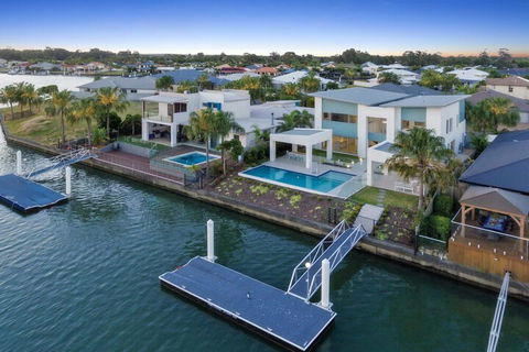 Luxury Canal Front Holiday House Raptor Pde Banksia Beach - Northern Rivers Accommodation 1