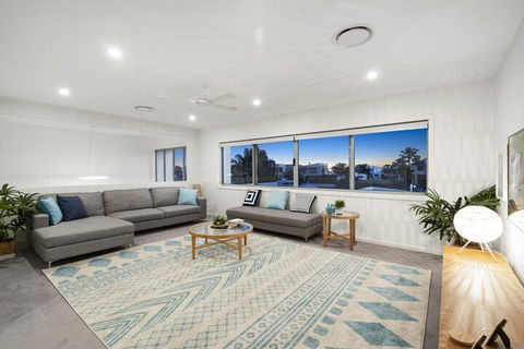Luxury Canal Front Holiday House Raptor Pde Banksia Beach - Northern Rivers Accommodation 6
