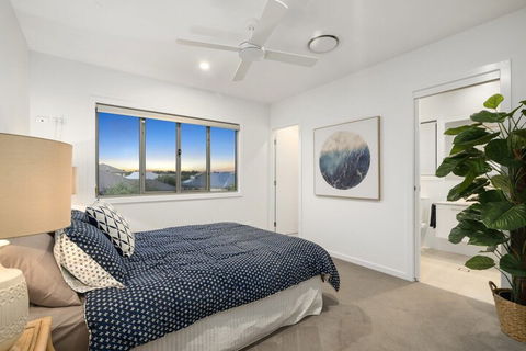 Luxury Canal Front Holiday House Raptor Pde Banksia Beach - Northern Rivers Accommodation 3