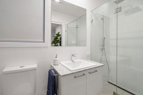 Luxury Canal Front Holiday House Raptor Pde Banksia Beach - Northern Rivers Accommodation 5