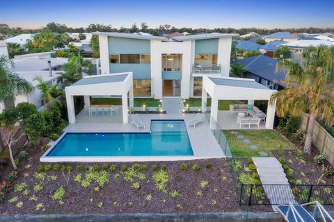 Luxury Canal Front Holiday House Raptor Pde Banksia Beach - Northern Rivers Accommodation 2