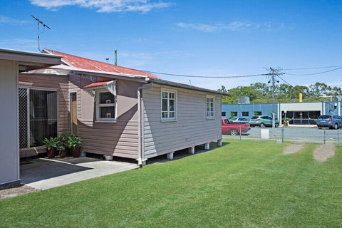 Close To Water Restaurants & Clubs Toorbul St. Bongaree - Northern Rivers Accommodation 1