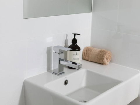 WHITE WAVES 4 ABSOLUTE BEACH FRONT STUDIO HASTINGS POINT - Northern Rivers Accommodation 2