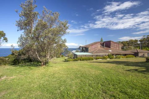 Stunning Clifftop Location 213 Mitchell Pde - Northern Rivers Accommodation 3