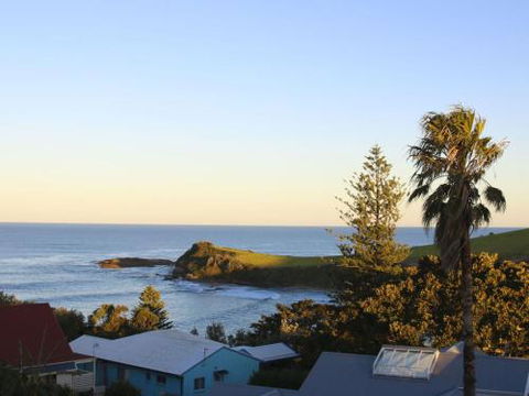 WHALE WATCH FOR FOUR Gerringong 4pm Check Out Sundays - Northern Rivers Accommodation 3