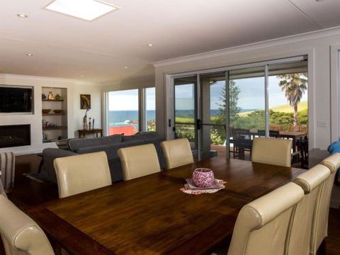 WHALE WATCH FOR FOUR Gerringong 4pm Check Out Sundays - Northern Rivers Accommodation 4