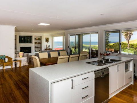 WHALE WATCH FOR FOUR Gerringong 4pm Check Out Sundays - Northern Rivers Accommodation 1