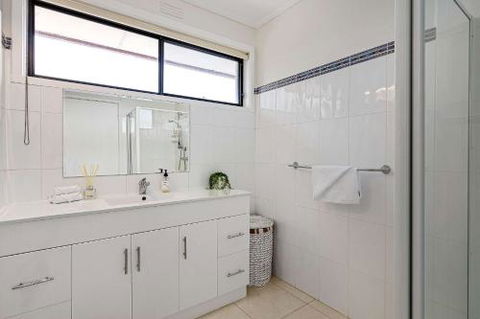 Stunning Bay View Accommodation In Rye - Northern Rivers Accommodation 4