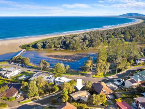 BOMBORA Gerroa 4pm Check Out Sundays - Northern Rivers Accommodation 0