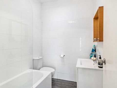 BOMBORA Gerroa 4pm Check Out Sundays - Northern Rivers Accommodation 6