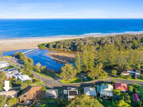 BOMBORA Gerroa 4pm Check Out Sundays - Northern Rivers Accommodation 1