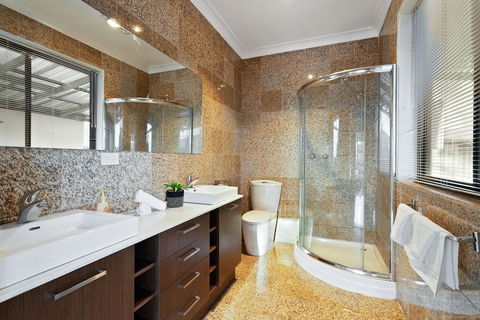 Villa De Marseilles - Melbourne - Northern Rivers Accommodation 2