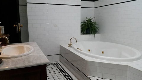 Petersons Armidale Winery & Guesthouse - Northern Rivers Accommodation 5