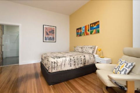 Penguin Waterfront Escape - Northern Rivers Accommodation 3