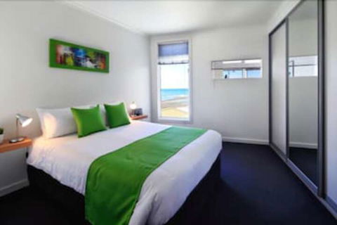 Penguin Waterfront Escape - Northern Rivers Accommodation 4