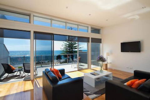 Penguin Waterfront Escape - Northern Rivers Accommodation 0